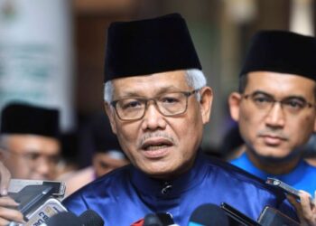 HAMZAH Zainudin bercakap kepada pemberita selepas Majlis Sambutan Hari Raya Aidilfitri Jabatan Imigresen Malaysia Tahun 2022 di Putrajaya. - UTUSAN/FAISOL MUSTAFA