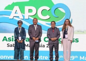 JEFFREY Kitingan (dua kanan) dan Jafry Ariffin (dua kiri) bersama dengan  Dr. Grethel Aguilar (kanan) dan Madhu Rao (kiri) semasa perasmian Kongres Taman Asia di Kota Kinabalu semalam.