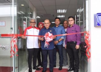 RONALD Kiandee merasmikan Agrobank Cawangan Telupid, disaksikan oleh Ahmad Badli Shah Raja Hussin (kiri).