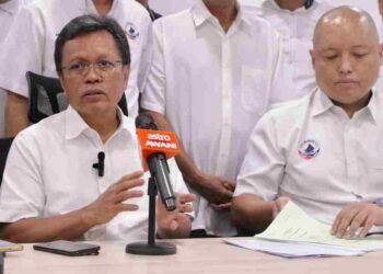 MOHD. Shafie Apdal (kiri) dan Setiausaha Agung Warisan Datuk Loretto S. Padua dalam  sidang akhbar selepas mesyuarat AMT Warisan di Kota Kinabalu hari ini