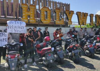 ORANG ramai memegang plakad yang menggesa Holywings ditutup kerana membuat promosi arak percuma untuk pelanggan bernama Muhammad. - AGENSI