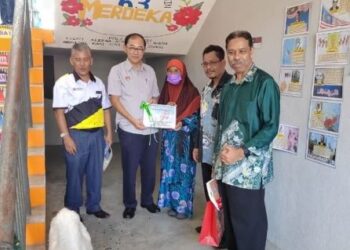 MAH Hang Soon (dua dari kiri) menyampaikan hadiah cabutan bertuah iaitu seekor kambing jantan kepada Sarimah Abd. Aziz pada Mesyuarat Agung PIBG SMK Bandar Behrang 2020 di Tanjung Malim, Perak.
