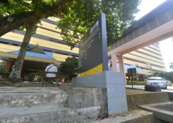 SUASANA lengang di pekarangan Hospital Tengku Ampuan Afzan (HTAA) tanpa penganjuran mogok oleh doktor kontrak di hospital itu di Kuantan, Pahang. - UTUSAN/SHAIKH AHMAD RAZIF