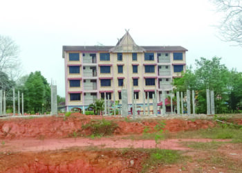 KUARTERS guru yang terbiar kosong sejak lebih 10 tahun lalu di Taman Sri Lambak,  Kluang.