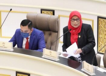 KALSOM Nordin (kanan) menjawab soalan pada sesi pertanyaan-pertanyaan untuk jawab lisan hari kedua Sidang DUN Melaka di Seri Negeri, Ayer Keroh, Melaka. - UTUSAN/RASUL AZLI SAMAD