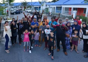 PEMBELI PPR Taman Baiduri Rantau di Rantau, Seremban gembira selepas mereka bakal memperoleh kunci rumah masing-masing tidak lama lagi.-UTUSAN/MOHD. SHAHJEHAN MAAMIN.