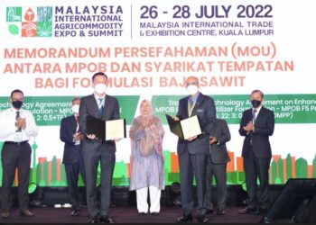 KETUA Pegawai Eksekutif Briar Resources, Wayne Lai Soon Wei (kiri) dan Ahmad Parveez Hj Ghulam Kadir (kanan) dengan dokumen perjanjian masing-masing yang telah ditandatangani sambil diperhatikan oleh Zuraida Kamaruddin.
