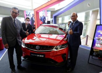 ROSOL Wahid bergambar dengan hadiah utama sebuah kereta Proton X50 selepas merasmikan Majlis Praplancaran Cabutan Bertuah Belanja Dan Menang Program Jualan Malaysia Tahun 2022 di Putrajaya. - UTUSAN/FAISOL MUSTAFA