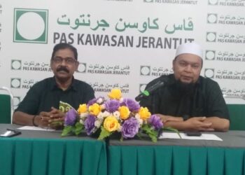 N. Balasubramaniam (kiri) bersama Timbalan Pesuruhjaya Pas Pahang, Yohanis Ahmad dalam sidang akhbar di Kompleks Imam As Syafie (KIAS) Pas di Kampung Temin di Jerantut,  Pahang. - UTUSAN/HARIS FADILAH AHMAD