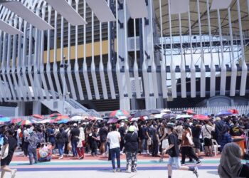 KEADAAN ekonomi tidak menentu tidak menghalang orang ramai menyaksikan konsert Billie Eilish di ibu negara, baru-baru ini. – UTUSAN/FAUZI BAHARUDIN