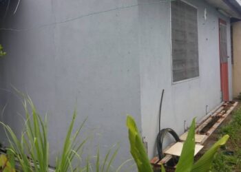 RUMAH yang menjadi lokasi seorang wanita ditekup dengan bantal sehingga mati oleh kekasihnya dekat Kampung Pandan di Klang, Selangor, pada Rabu lalu. - UTUSAN / ISKANDAR SHAH MOHAMED