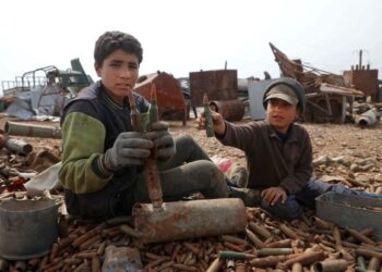 KANAK-KANAK Syria bermain dengan kelongsong peluru dan bahan letupan, kesan daripada konflik berpanjangan di Maaret Misrin, Idlib, Syria. – AFP