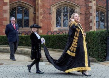 HILLARY Clinton ketika menghadiri majlis pelantikannya sebagai Canselor Queen’s University di Belfast, Ireland Utara. – AFP