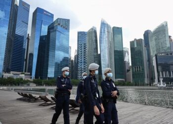 ANGGOTA polis melakukan rondaan di sepanjang persiaran Marina Bay di Singapura. - AFP