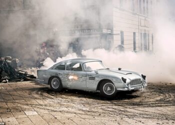 REPLIKA kereta Aston Martin DB5 ketika aksi di Matera, Itali. Lapan replikai kereta itu dibina khas untuk babak tersebut. – AGENSI