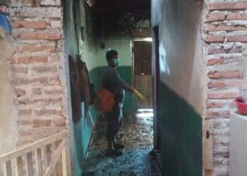 SEORANG penduduk menunjukkan bilik yang terbakar sehingga menyebabkan dua beradik rentung di Jawa Tengah. - AGENSI