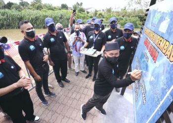 TUAN Ibrahim Tuan Man merasmikan Denai Sungai Rembau di Lubok China, Rembau hari ini pada Majlis Sambutan Hari Sungai Sedunia Peringkat Kebangsaan Tahun 2021 di Sungai Rembau, Lubok China, Rembau hari ini.-UTUSAN/MOHD. SHAHJEHAN MAAMIN