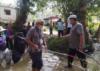 MOHD. Akmal Kamarudin (kanan) mengutip sampah di tempat kawasan Lata Tebing Tinggi sempena sambutan Hari Sungai Sedunia di Selama dekat Larut hari ini. - UTUSAN/WAT KAMAL ABAS