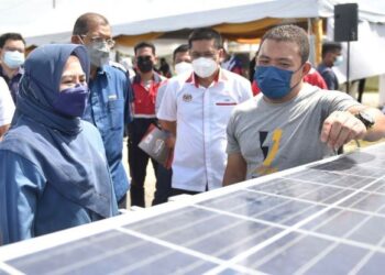 NORAINI Ahmad (kiri) diberi penerangan mengenai projek PPRN yang akan dibangunkan dengan kerjasama antara USM dengan Voltake Energy Services di Sungai Nibong, Pulau Pinang hari ini.