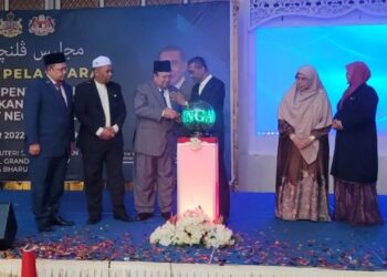 TAKIYUDDIN Hassan (tengah) semasa menyempurnakan Majlis Pelancaran Klinik Penyelesaian Tunggakan Kes Pusaka Peringkat Negeri Kelantan di Kota Bharu, Kelantan hari ini .UTUSAN/MUSTAQIM MOHAMED