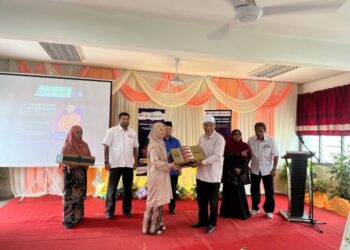 MENTERI di Jabatan Perdana Menteri (Hal Ehwal Agama), Senator Datuk Idris Ahmad (tiga dari kanan) menyerahkan komputer riba dan baucer makanan kepada pelajar dalam program Asnaf Masuk Universiti, baru-baru ini.