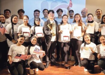 ANGGOTA UiTM Chamber Choir bergambar bersama piala dan sijil kemenangan selepas mengungguli Pertandingan Koir Antarabangsa Pablo Casals Ke-11 di Lloret de Mar, Barcelona, Sabtu lalu.