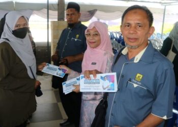 PEGAWAI Daerah Jerantut, Khairun Nissa Aris (dua kanan ) turut menyampaikan Bantuan Prihatin Pahang (BPP) kluster pendidikan tinggi 2022 di Pulau Tawar di Jerantut, Pahang. - UTUSAN/SALEHUDIN MAT RASAD