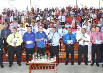 MAH  Hang Soon (depan  lima dari kiri) bersama wakil sekolah yang menerima sumbangan buku di SJKC Choong Hua 2, Bidor hari ini. - UTUSAN/MUHAMAD NAZREEN SYAH MUSTHAFA