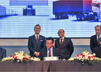 TENGKU Zafrul Tengku Abdul Aziz (berdiri, dua kiri) menyaksikan majlis menandatangani perjanjian antara CIMB Bank Berhad, CIMB Islamic, SJPP dan CGC di Kuala Lumpur, semalam. – UTUSAN/MOHD FIRDAUS MOHD. JOHARI