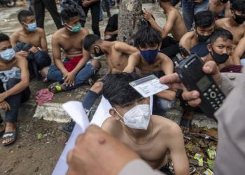 PIHAK polis merekodkan butiran diri pelajar yang menyertai demonstrasi menentang Undang-Undang Cipta Kerja di Pejabat Polis di Palembang. - CNN Indonesia