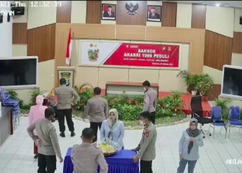RAKAMAN video menunjukkan anggota polis lain mengerumuni sebuah bilik selepas Ketua Polis Nunukan memukul anak buahnya.-MEDIA SOSIAL