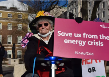 SEMAKIN ramai penduduk Britain bergelut membayar bil elektrik ketika kos sara hidup terus meningkat. - AGENSI