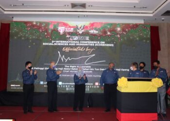 Abang Johari Tun Openg (tiga kanan) ketika merasmikan Persidangan Antarabangsa Ke-2 Mengenai Sains Sosial dan Kemanusiaan 2021, di Kuching hari ini.