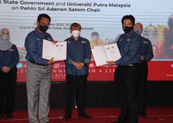 Abang Johari Tun Openg (tengah) menyaksikan pertukaran dokumen MoU antara Abdul Karim (kiri) dan B.T. Hang Tuah pada majlis perasmian Kerusi Pehin Sri Adenan Satem dan  Persidangan Antarabangsa Kedua Mengenai Sains Sosial dan Kemanusiaan 2021 (ICOSSH 2021) di Kuching hari ini.