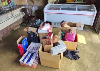 Arak dan rokok yang dirampas oleh PGA dalam premis yang menjual daging khinzir di Kampung Gambaron, Jalan Telupid-Sandakan semalam. IHSAN PGA