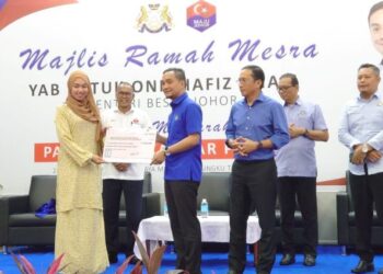 ONN HAFIZ GHAZI (tiga dari kanan) menyampaikan bantuan peralatan perniagaan daripada Yayasan Penyayang Iskandar Puteri kepada penerima di Skudai.