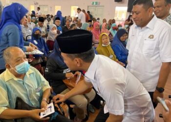 ONN HAFIZ GHAZI beramah mesra dengan orang ramai pada Majlis Ramah Mesra Bersama Masyarakat Parlimen Pagoh di Kompleks Seri Pekembar.