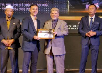 MOHD. Amar Nik Abdullah (dua dari kanan) ketika menyampaikan anugerah kepada pemenang-pemenang dalam kalangan belia pada Majlis Penyampaian Anugerah Perdana Belia Negara Peringkat Negeri Kelantan Tahun 2022 di Kota Bharu, Kelantan hari ini. UTUSAN/MUSTAQIM MOHAMED