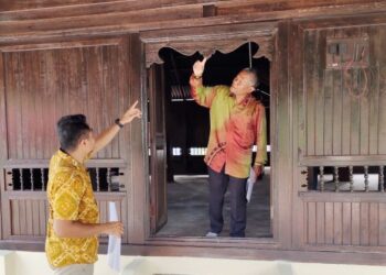 SHAMSUDDIN Ahmad (kanan) menunjukkan jenang pintu masuk ke dalam Masjid Kampung Terusan yang terletak di Kuala Pilah, Negeri Sembilan. – UTUSAN/NOR AINNA HAMZAH
