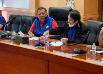 BUNG Moktar Radin (tengah) bersama Joseph Kurup (dua kanan) semasa mesyuarat Barisan Nasional Sabah di Kota Kinabalu semalam