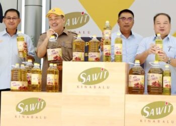 HAJIJI Noor (tiga kiri) melakukan pra-pelancaran minyak masak ‘Sayang’ di Kota Kinabalu hari ini.