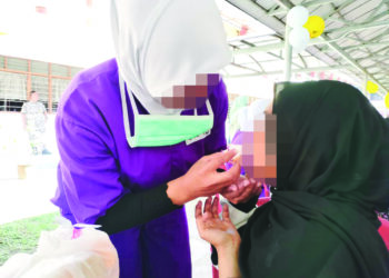 SARA menyuapkan makanan kepada anaknya selepas berpeluang bertemu dalam Program Jalinan Kasih di Penjara Simpang Renggam, Johor.