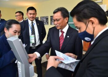 MOHD. Shafie Apdal (dua kanan) semasa tiba di DUN Sabah di Kota Kinabalu. -UTUSAN/SURAIDAH ROSLAN