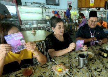 SULAIMAN Bakar kanan bertemu pengundi Tionghoa di sebuah restoran di bandar Rompin, Pahang. - MINGGUAN/SHAIKH AHMAD RAZIF
