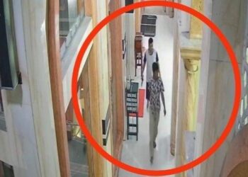 RAKAMAN CCTV menunjukkan pengurus masjid didekali seorang lelaki yang membawa parang. - AGENSI