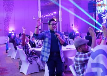 AZIZAN Osman memberi bimbangan intensif kepada usahawan jutawan RichWorks.