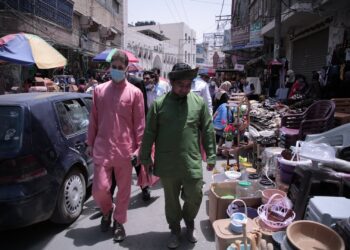 MUHAMMAD Nadir Al-Nuri bersama rakan mengenakan baju Melayu ketika bersiar-siar di sebuah pasar di Gaza.
