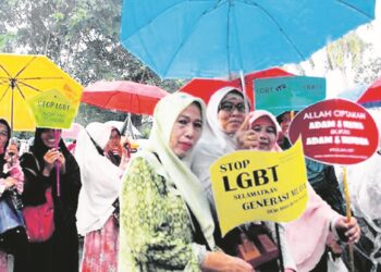 RAKYAT patut menolak golongan LGBT kerana ia boleh menggugat keharmonian masyarakat.