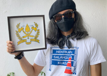 FAHMY Redza bergambar bersama lukisan grafik yang mencetuskan kontroversi
