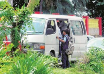 VAN sekolah yang beroperasi secara haram masih berleluasa di negara ini yang dikhuatiri boleh
membahayakan nyawa anak. – GAMBAR HIASAN